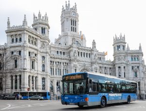 Autobús de la Empresa Municipal de Transportes (EMT) frente al Palacio de Cibeles, sede del Ayuntamiento de Madrid