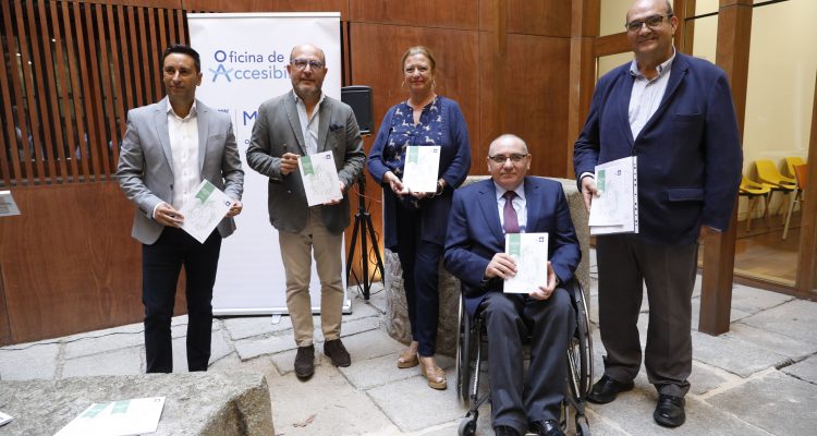 La delegada de Obras, Paloma García Romero, junto a otras autoridades presentes en el acto