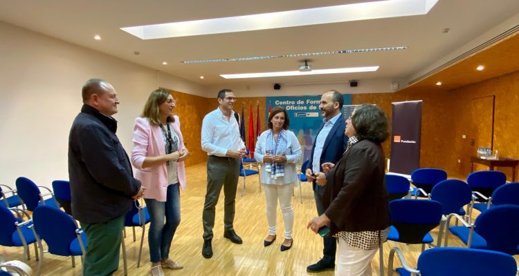 El delegado de Economía, Innovación y Empleo, Miguel Ángel Redondo, durante la visita al curso de 'Instalador de fibra óptica en hogares"