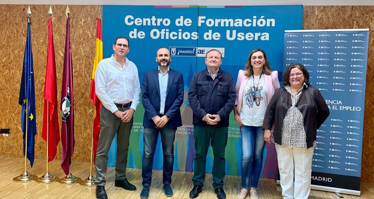 El delegado de Economía, Innovación y Empleo, Miguel Ángel Redondo, durante la visita al curso de 'Instalador de fibra óptica en hogares"