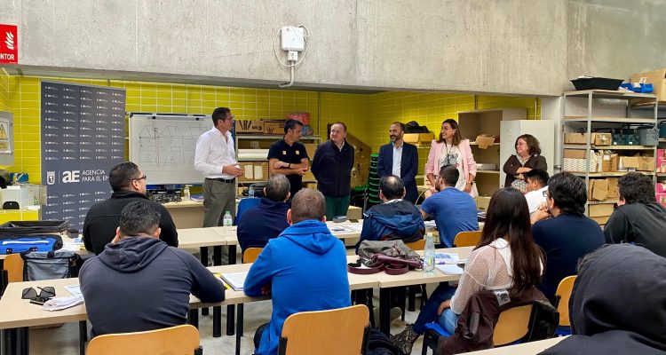 El delegado de Economía, Innovación y Empleo, Miguel Ángel Redondo, durante la visita al curso de 'Instalador de fibra óptica en hogares"