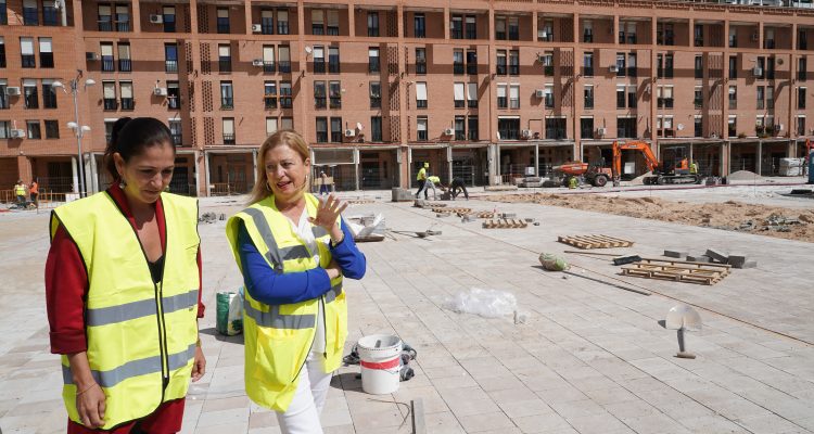 La delegada de Obras y Equipamientos, Paloma García Romero, y la concejala de Tetuán, Blanca Pinedo, visitan las obras en la plaza de La Remonta