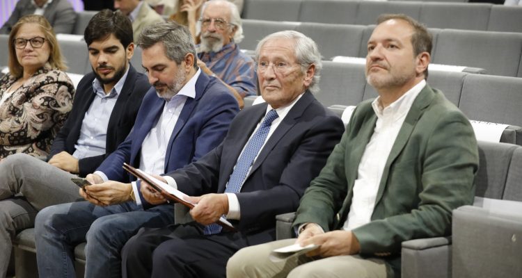 El delegado de Desarrollo Urbano, Mariano Fuentes, junto al periodista Fernando Ónega, y el delgado de Familias, Igualdad y Bienestar Social, Pepe Aniorte, durante la Jornada de Alternativas Habitacionales y Cohousing Senior