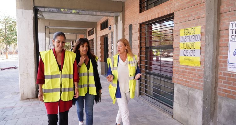 La delegada de Obras y Equipamientos, Paloma García Romero, y la concejala de Tetuán, Blanca Pinedo, visitan las obras en la plaza de La Remonta