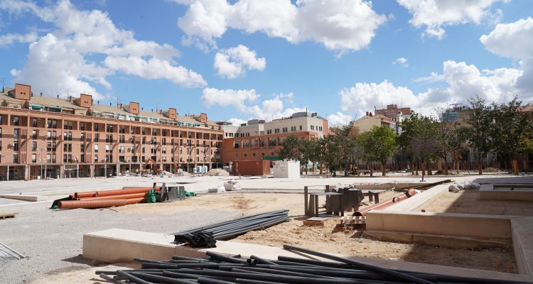La delegada de Obras y Equipamientos, Paloma García Romero, y la concejala de Tetuán, Blanca Pinedo, visitan las obras en la plaza de La Remonta