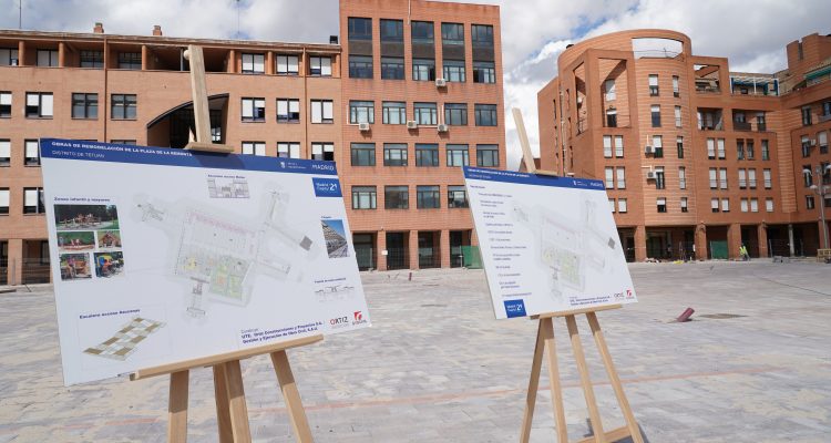 La delegada de Obras y Equipamientos, Paloma García Romero, y la concejala de Tetuán, Blanca Pinedo, visitan las obras en la plaza de La Remonta