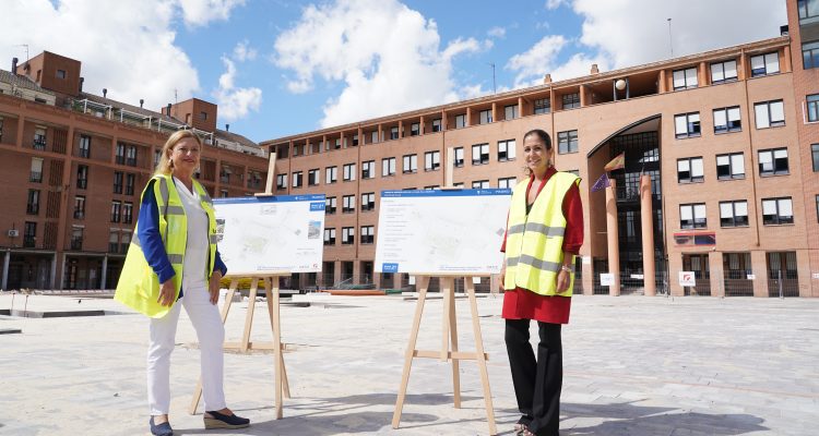 La delegada de Obras y Equipamientos, Paloma García Romero, y la concejala de Tetuán, Blanca Pinedo, visitan las obras en la plaza de La Remonta