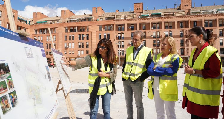 La delegada de Obras y Equipamientos, Paloma García Romero, y la concejala de Tetuán, Blanca Pinedo, visitan las obras en la plaza de La Remonta