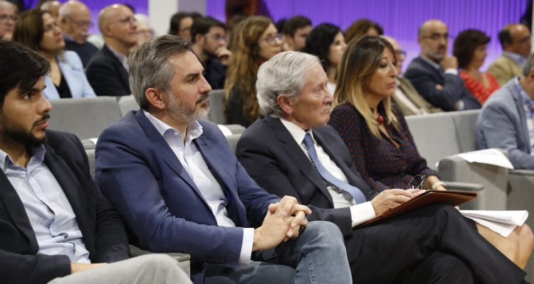 El delegado de Familias, Igualdad y Bienestar Social, Pepe Aniorte, junto al periodista Fernando Ónega, durante la Jornada de Alternativas Habitacionales y Cohousing Senior