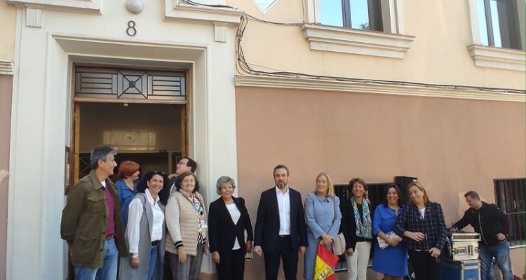 Familiares y autoridades asistentes al acto de colocación de la placa homenaje
