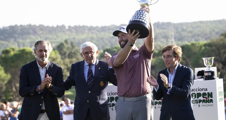 El alcalde de Madrid, José Luis Martínez-Almeida, junto al vencedor del Open de Golf, Jon Rahm