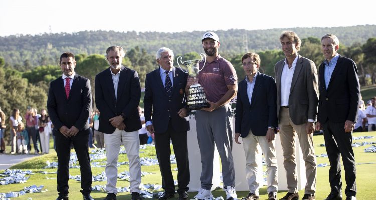El alcalde de Madrid, José Luis Martínez-Almeida, junto al vencedor del Open de Golf, Jon Rahm