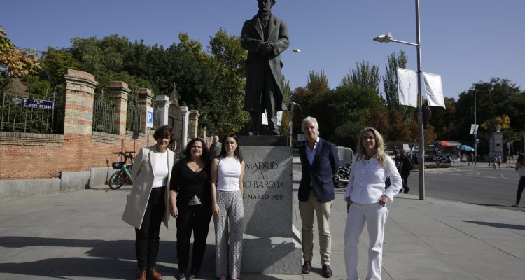 La delegada de Cultura, Turismo y Deporte, Andrea Levy, durante el homenaje a Pío Baroja en la Cuesta de Moyano