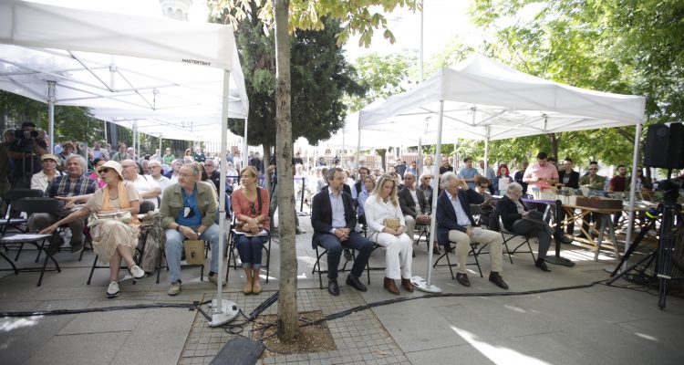 El concejal de Retiro, Santiago Saura, entre los asistentes al homenaje a Pío Baroja en la Cuesta de Moyano