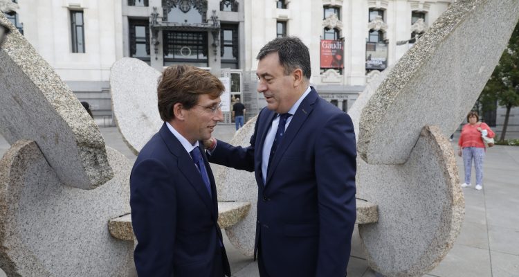 El alcalde conversa con el consejero Rodríguez