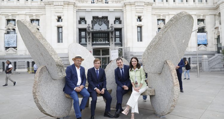 Paz, Martínez-Almeida, Rodríguez y Levy posan sentados en una de las obras del artista