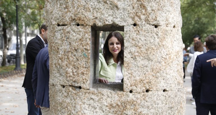 Levy contempla una de las obras de Paz