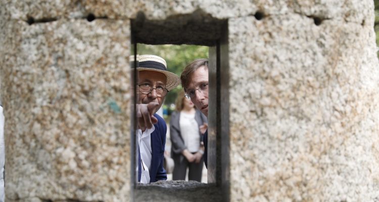 Paz muestra su obra a Martínez-Almeida