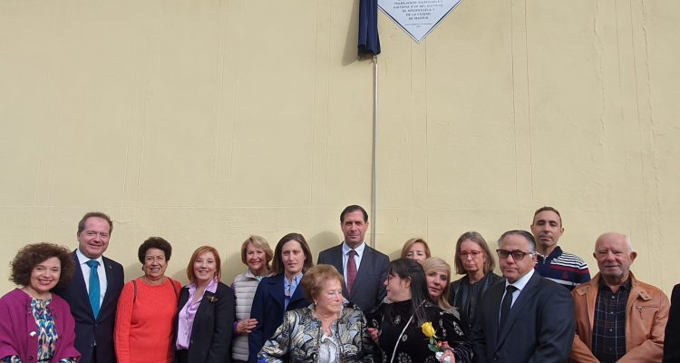 Familia y autoridades bajo la placa de Longinos Velasco