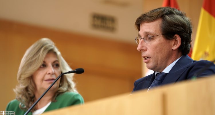 La delegada de Hacienda y Personal, Engracia Hidalgo, y el alcalde de Madrid, José Luis Martínez-Almeida
