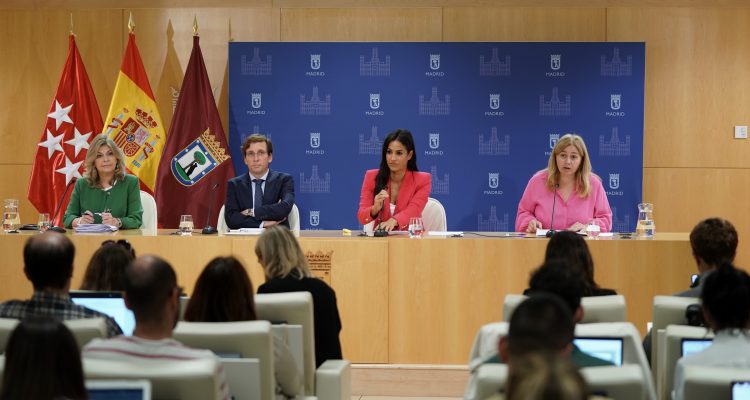 La delegada de Hacienda y personal, el alcalde Madrid, la vicealcaldesa de Madrid y la portavoz municipal y delegada de Seguridad y Emergencias