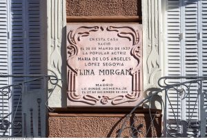 Imagen de la placa que el Ayuntamiento de Madrid instaló en la casa natal de Lina Morgan, en el barrio de La Latina