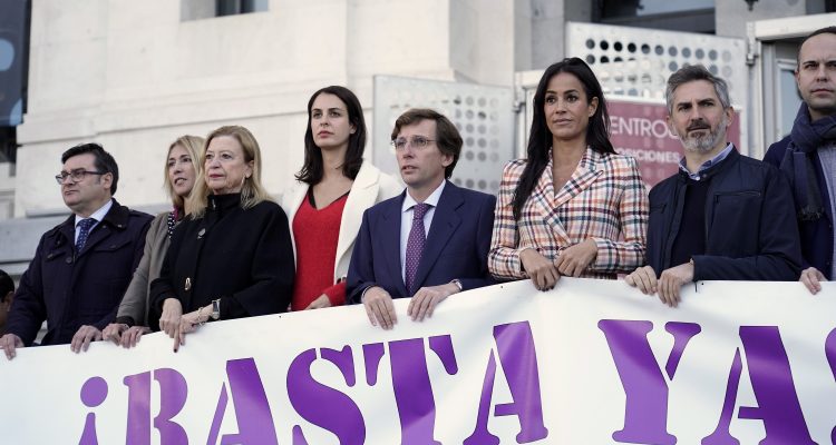 El alcalde, José Luis Martínez-Almeida, junto a la vicealcaldesa y miembros del equipo de Gobierno y de los grupos municipales