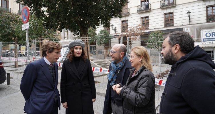 El alcalde, José Luis Martínez-Almeida, la presidenta de la Comunidad, Isabel Díaz Ayuso y la delegada de Obras y Equipamientos, Paloma García Romero