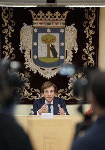 Almeida, este jueves, durante la reunión de la Junta de Gobierno celebrada en la Junta Municipal de Barajas