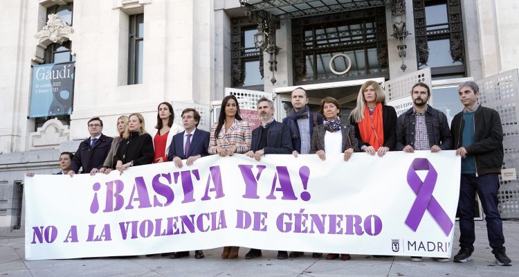 El alcalde, José Luis Martínez-Almeida, junto a la vicealcaldesa y miembros del equipo de Gobierno y de los grupos municipales
