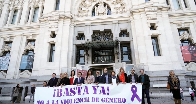 El alcalde, José Luis Martínez-Almeida, junto a la vicealcaldesa y miembros del equipo de Gobierno y de los grupos municipales