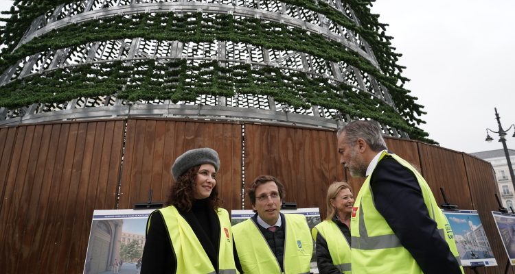 El alcalde, José Luis Martínez-Almeida, la presidenta de la Comunidad, Isabel Díaz Ayuso y la delegada de Obras y Equipamientos, Paloma García Romero