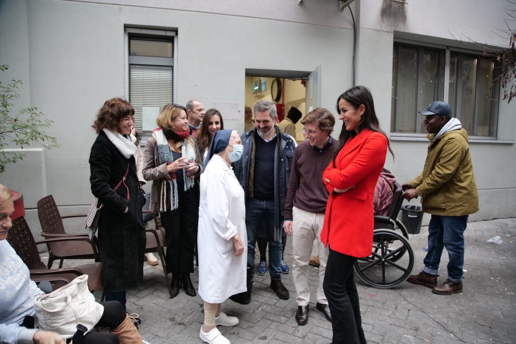 Almeida, Villacís y Aniorte, en su visita al Centro de Acogida San Isidro