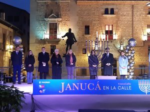 Acto de celebración de la Janucá en la plaza de la Villa, este miércoles