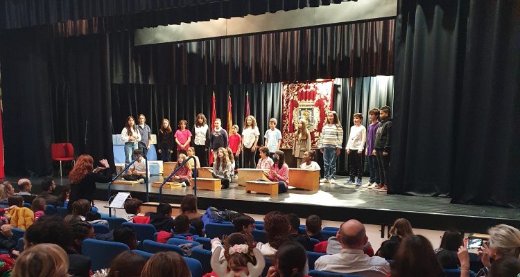 Premios de los certámenes escolares de villancicos y belenes en Moratalaz