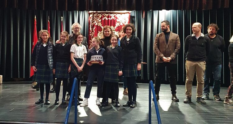 Premios de los certámenes escolares de villancicos y belenes en Moratalaz