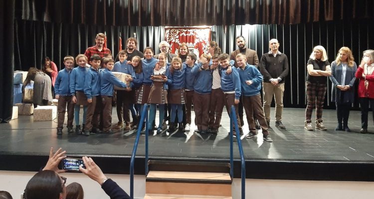 Premios de los certámenes escolares de villancicos y belenes en Moratalaz