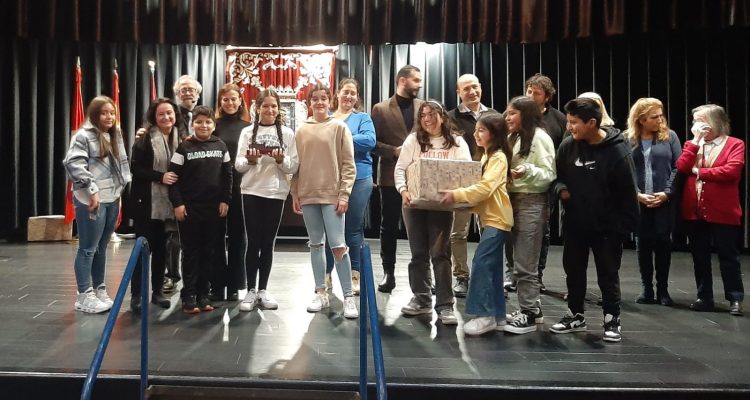 Premios de los certámenes escolares de villancicos y belenes en Moratalaz