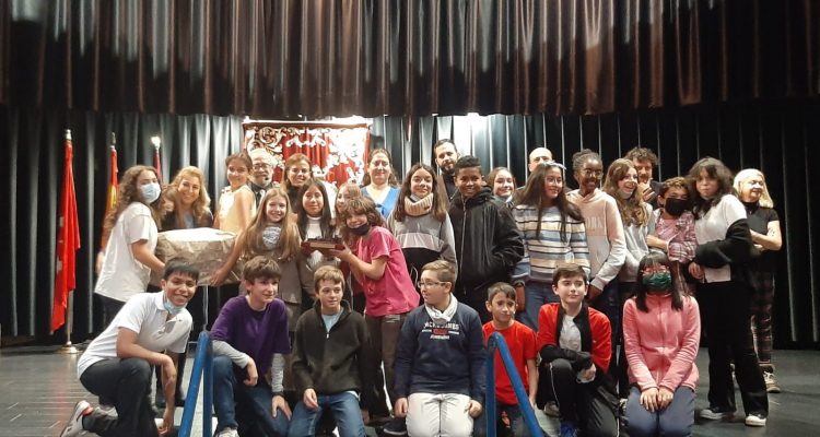 Premios de los certámenes escolares de villancicos y belenes en Moratalaz