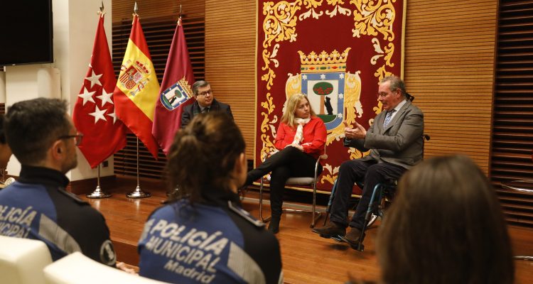 La delegada de Seguridad y Emergencias y portavoz municipal, Inmaculada Sanz, recibe el premio Federación de Asociaciones de Personas con Discapacidad Física y Orgánica de la Comunidad de Madrid (FAMMA-Cocemfe)