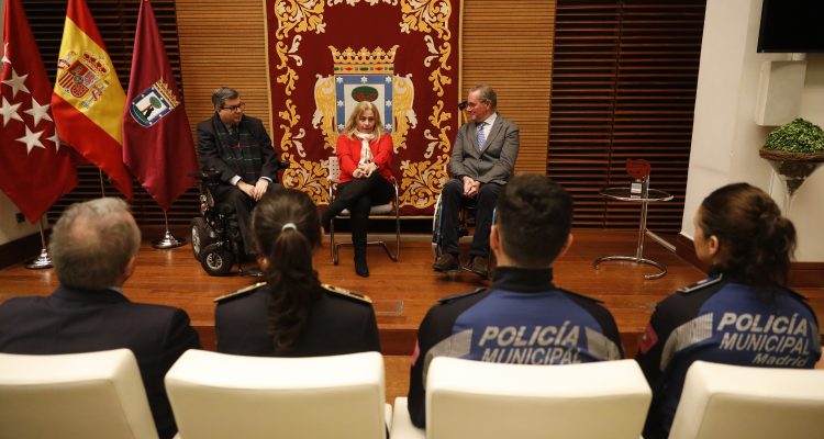 La delegada de Seguridad y Emergencias y portavoz municipal, Inmaculada Sanz, recibe el premio Federación de Asociaciones de Personas con Discapacidad Física y Orgánica de la Comunidad de Madrid (FAMMA-Cocemfe)