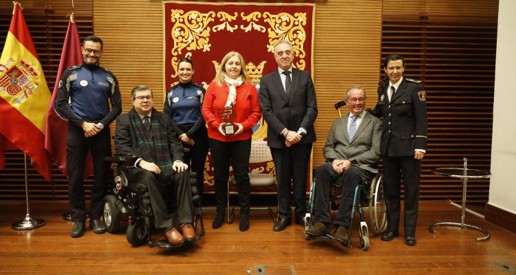 La delegada de Seguridad y Emergencias y portavoz municipal, Inmaculada Sanz, recibe el premio Federación de Asociaciones de Personas con Discapacidad Física y Orgánica de la Comunidad de Madrid (FAMMA-Cocemfe)