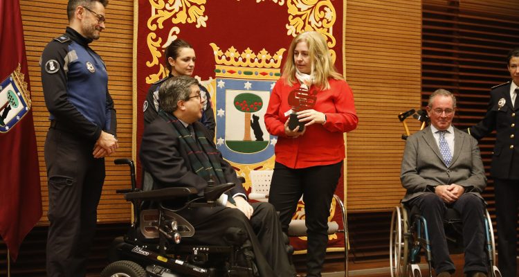 La delegada de Seguridad y Emergencias y portavoz municipal, Inmaculada Sanz, recibe el premio Federación de Asociaciones de Personas con Discapacidad Física y Orgánica de la Comunidad de Madrid (FAMMA-Cocemfe)