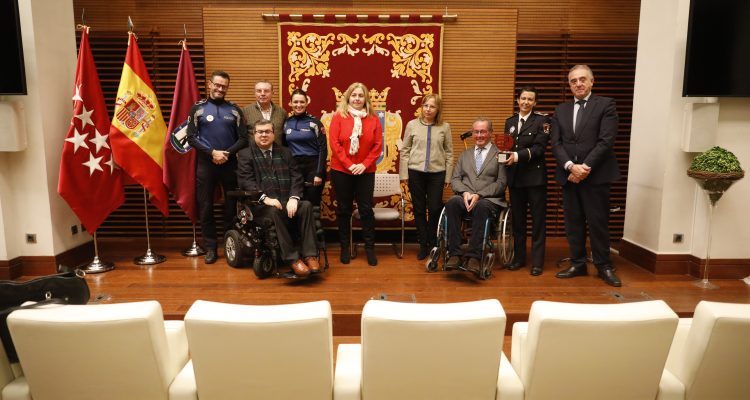 La delegada de Seguridad y Emergencias y portavoz municipal, Inmaculada Sanz, recibe el premio Federación de Asociaciones de Personas con Discapacidad Física y Orgánica de la Comunidad de Madrid (FAMMA-Cocemfe)