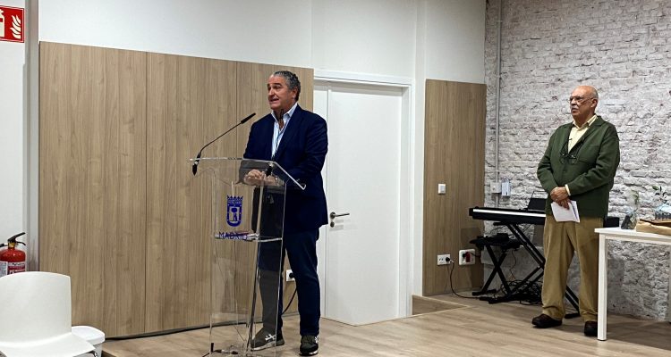 El concejal durante su intervención en el homenaje a mayores