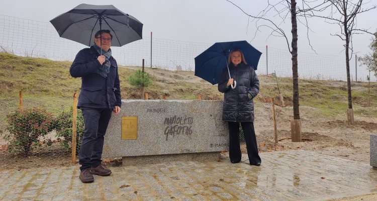La delgada de Obras y Equipamientos, Paloma García Romero, y el concejal de Carabanchel, Álvaro González visitan el parque Manolito Gafotas