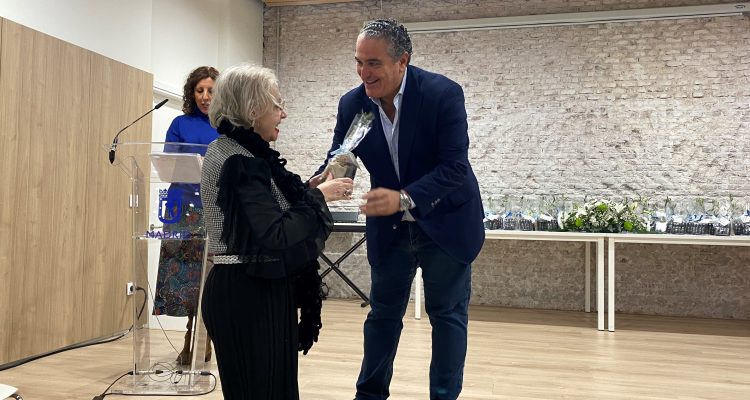 Javier Ramírez entrega un detalle navideño a una de las voluntarias