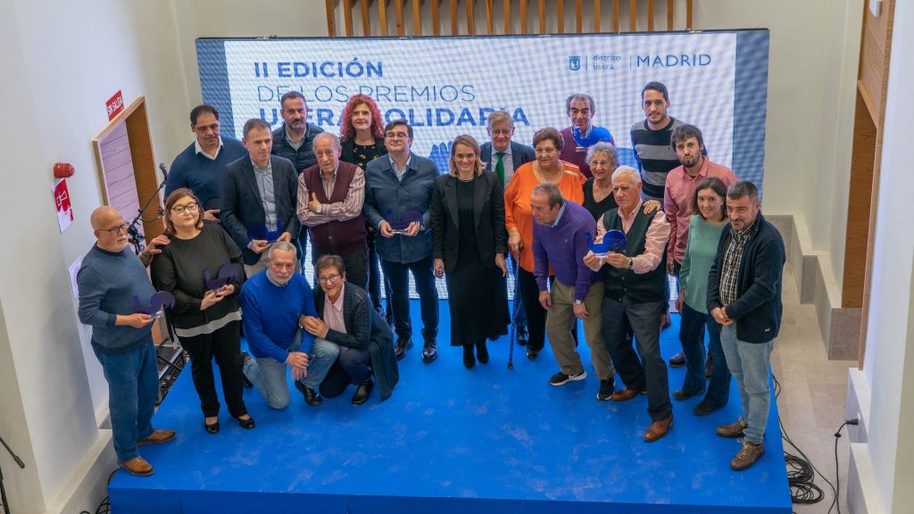 Foto grupal de los II Premios Usera solidaria con los grupos municipales