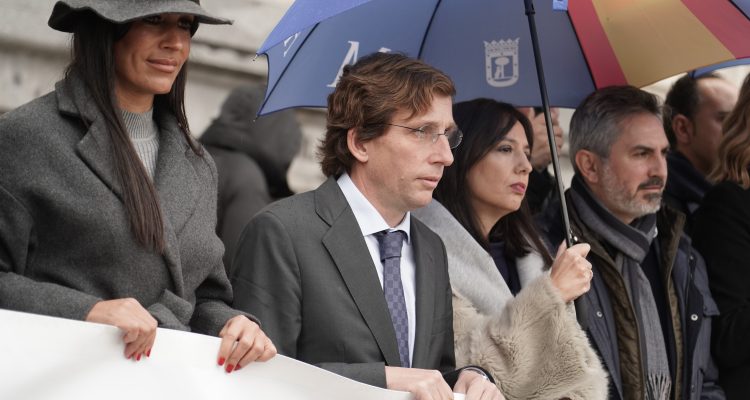 Almeida y Villacís, junto a miembros del equipo de Gobierno y representantes municipales en el minuto de silencio