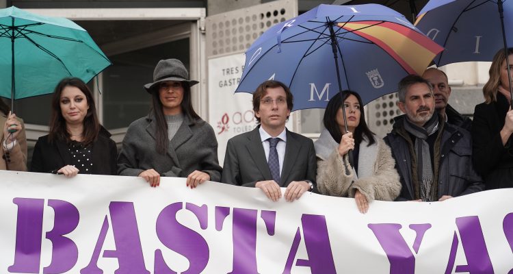Almeida y Villacís, junto a miembros del equipo de Gobierno y representantes municipales en el minuto de silencio